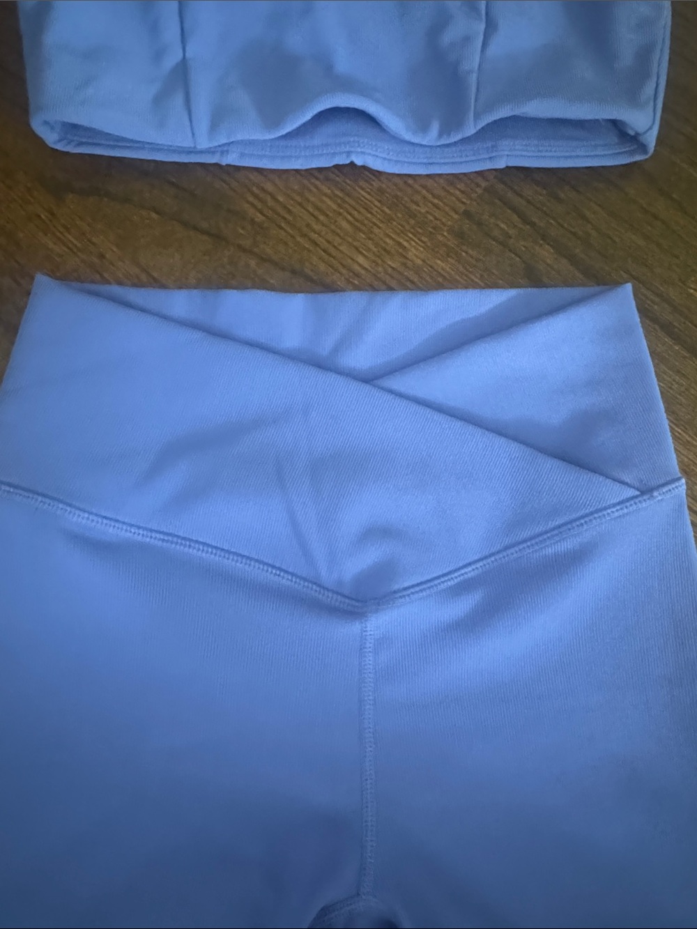 Woman activewear 2 piece short set like new wilo the brand size small - Picture 2 of 3